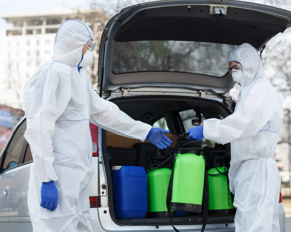 Tipos de plagas en casas y negocios que representan un riesgo para la salud, listos para ser eliminados por el equipo de Insectalia. Grupo de técnicos expertos en fumigación, llegando a un domicilio a iniciar con su servicio de uno de los tipos de plagas en casas y negocios que deben ser eliminados.
