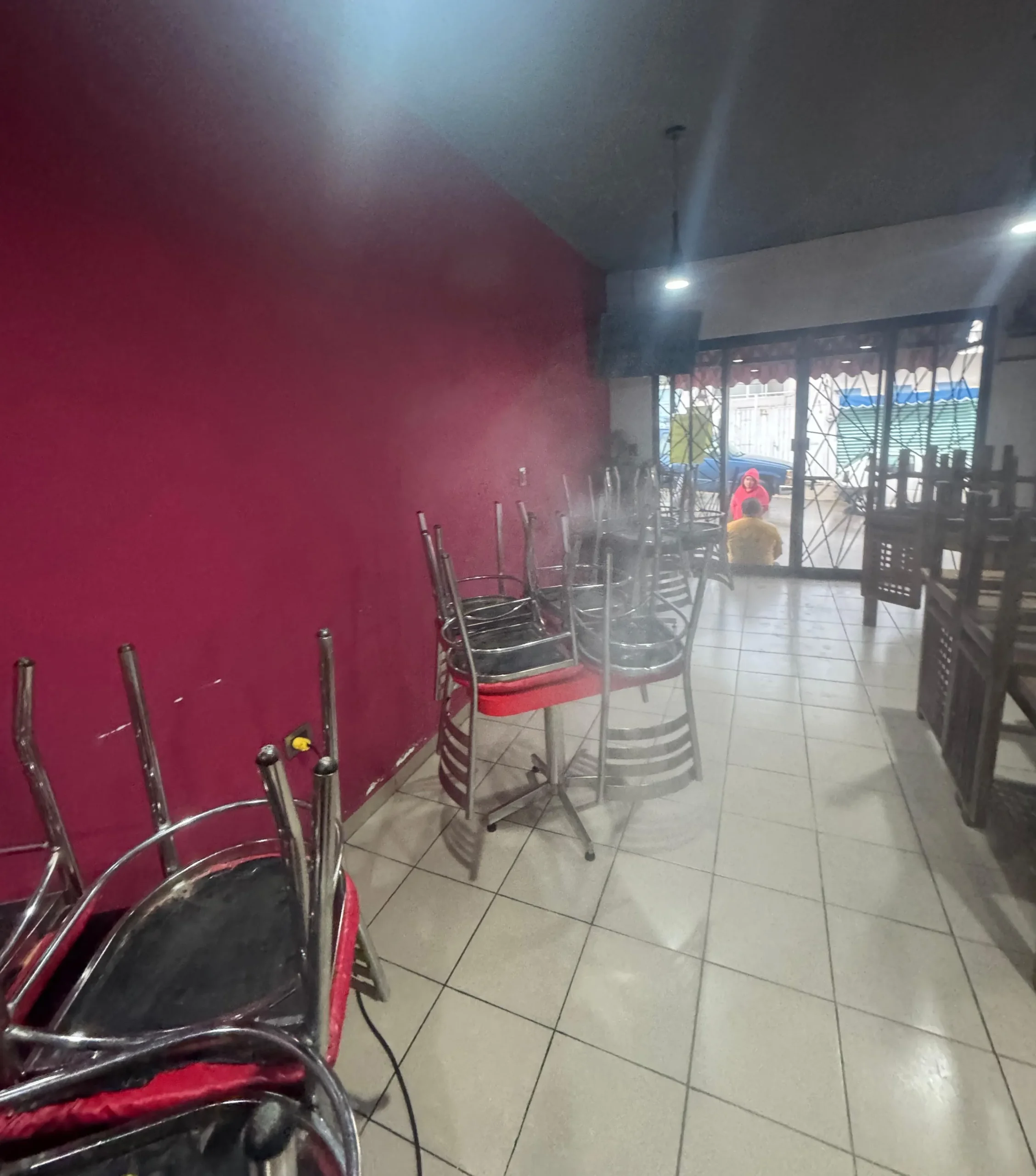 Local comercial de comida limpio y seguro tras el servicio profesional para fumigar cucarachas realizado por Insectalia.