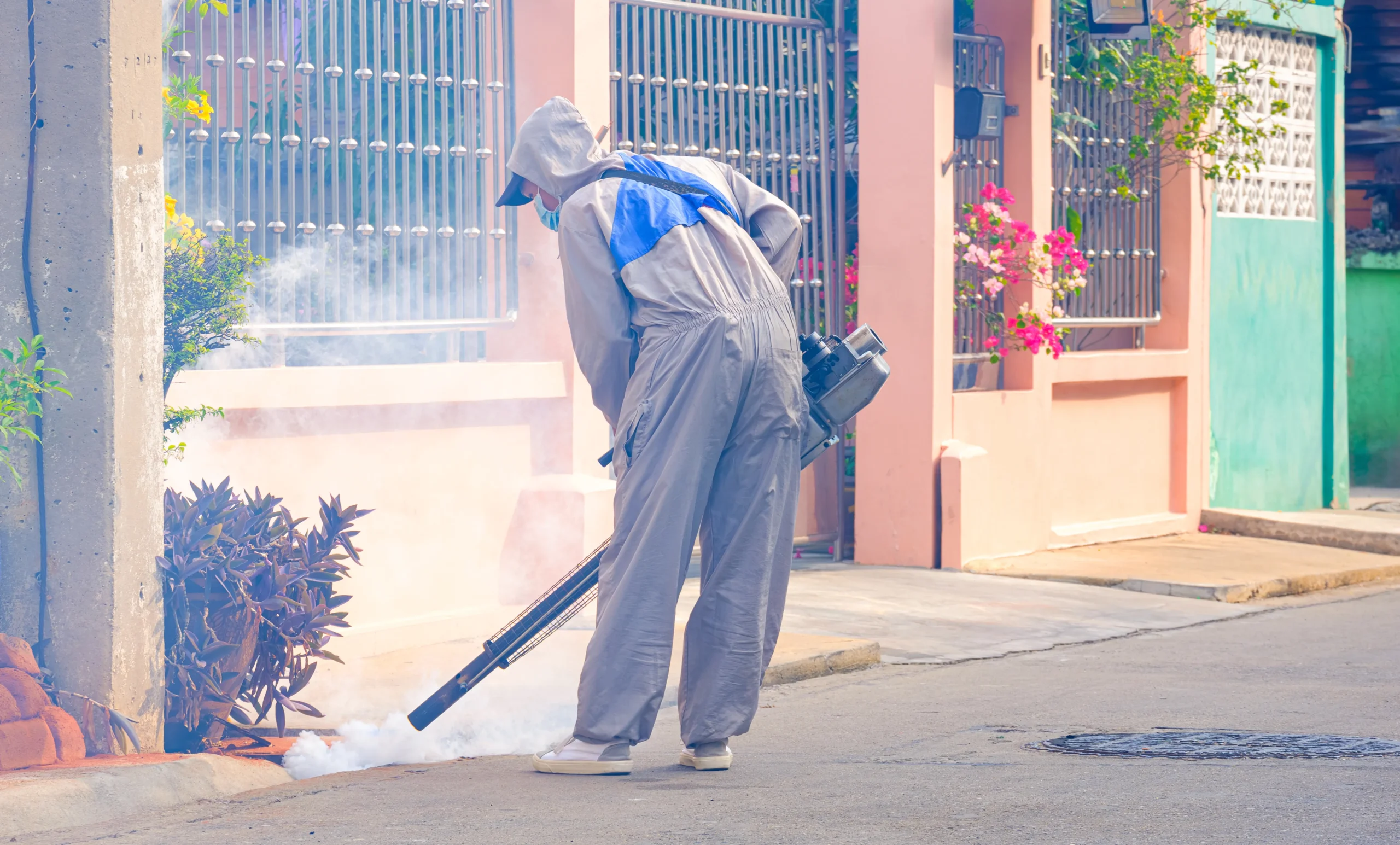 Fumigaciones en Veracruz confiables y seguras para mantener tu vivienda libre de cualquier tipo de infestación. Técnico profesional aplicando fumigaciones en Veracruz en la entrada principal de un hogar para eliminar toda infestación.