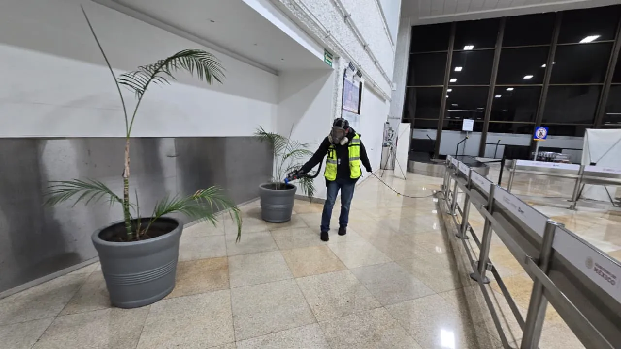 Imagen que muestra como los exterminadores de plagas realizan un servicio profesional para mantener espacios seguros y seguros.