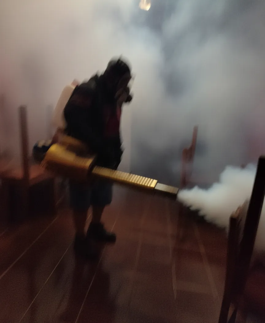 Imagen de un técnico de control de plagas llevando a cabo un servicio en un restaurante, asegurando un ambiente limpio y seguro para los comensales.