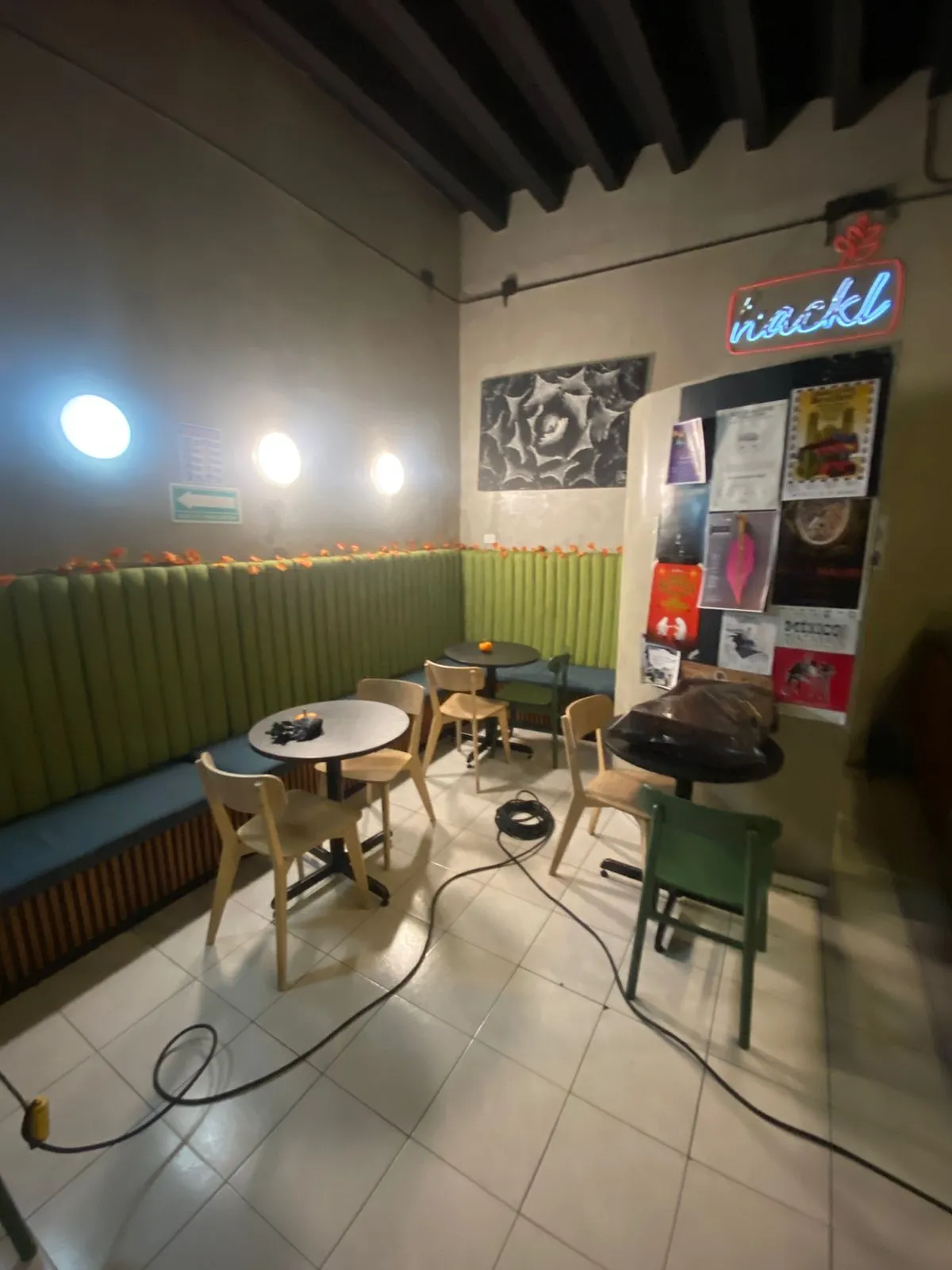 Mesas limpias en cafetería tras proceso de control integral contra plagas en la industria de alimentos.