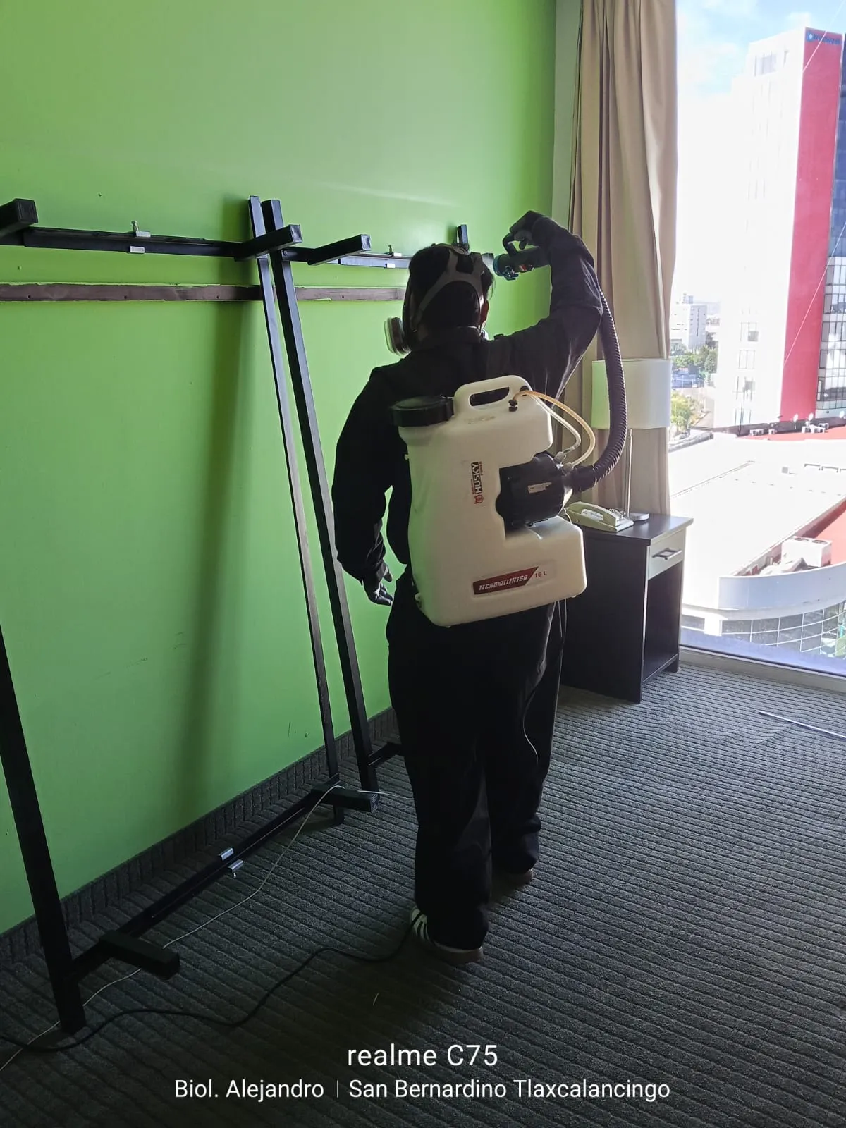 Un técnico especializado en sanitización lleva a cabo un servicio en un hogar, asegurando un ambiente limpio y seguro.