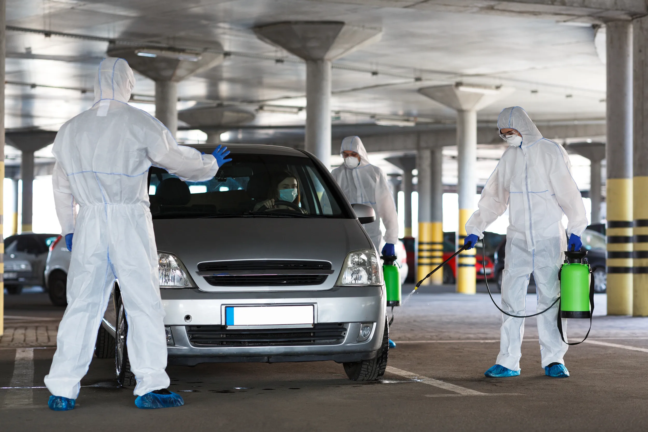 Experto de Insectalia realizando sanitización de vehículos al limpiar cuidadosamente el volante para eliminar bacterias y malos olores.