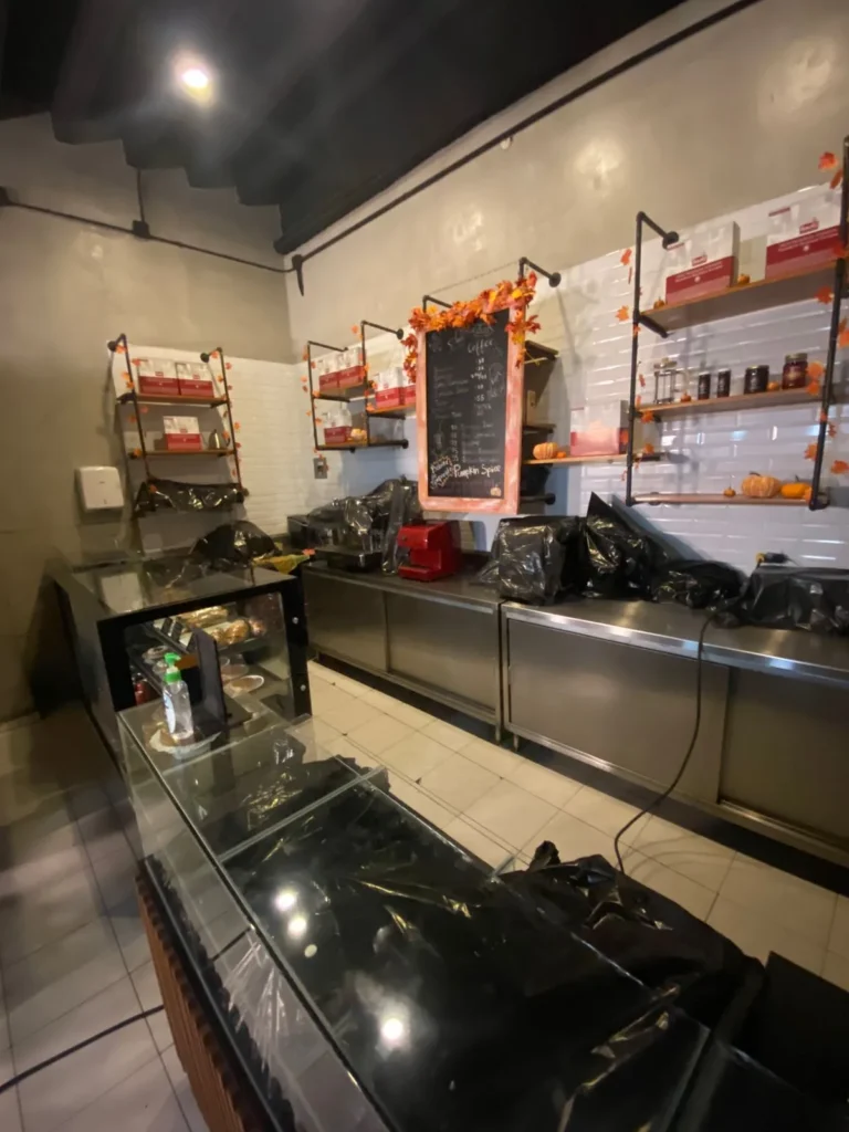 Controlar-plagas-en-la-industria-evita-contaminacion-en-una-cafeteria-